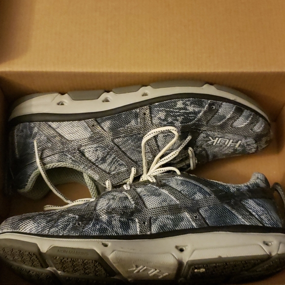 huk attack fishing shoes for men